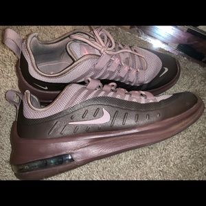 Women’s Nike Air Max Axis- 7.5